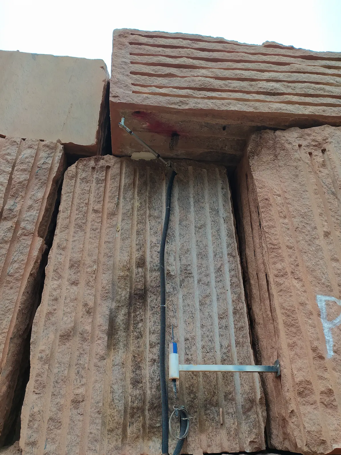 Imagem de um Crackmeter instalado em uma fissura