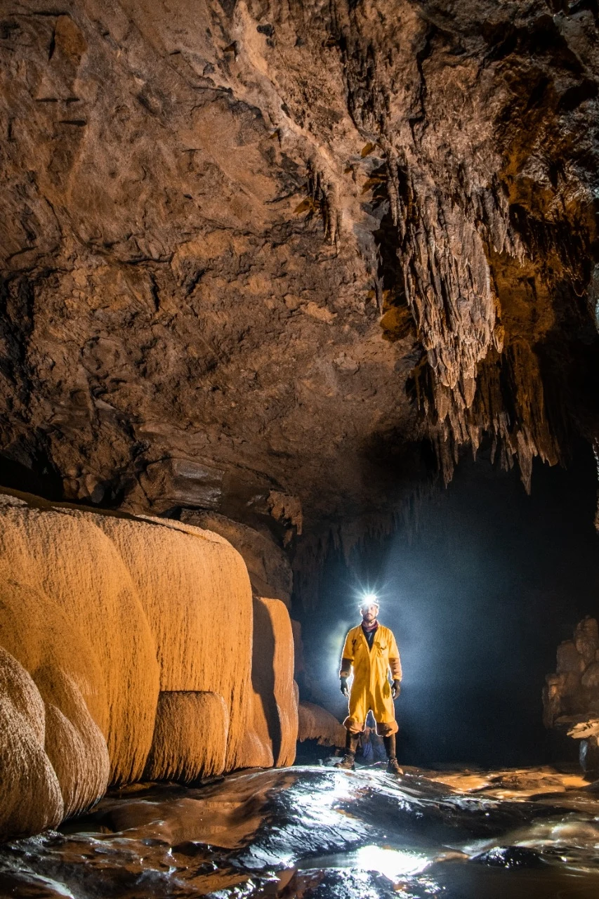 Canteiro de obras com escavadeiras